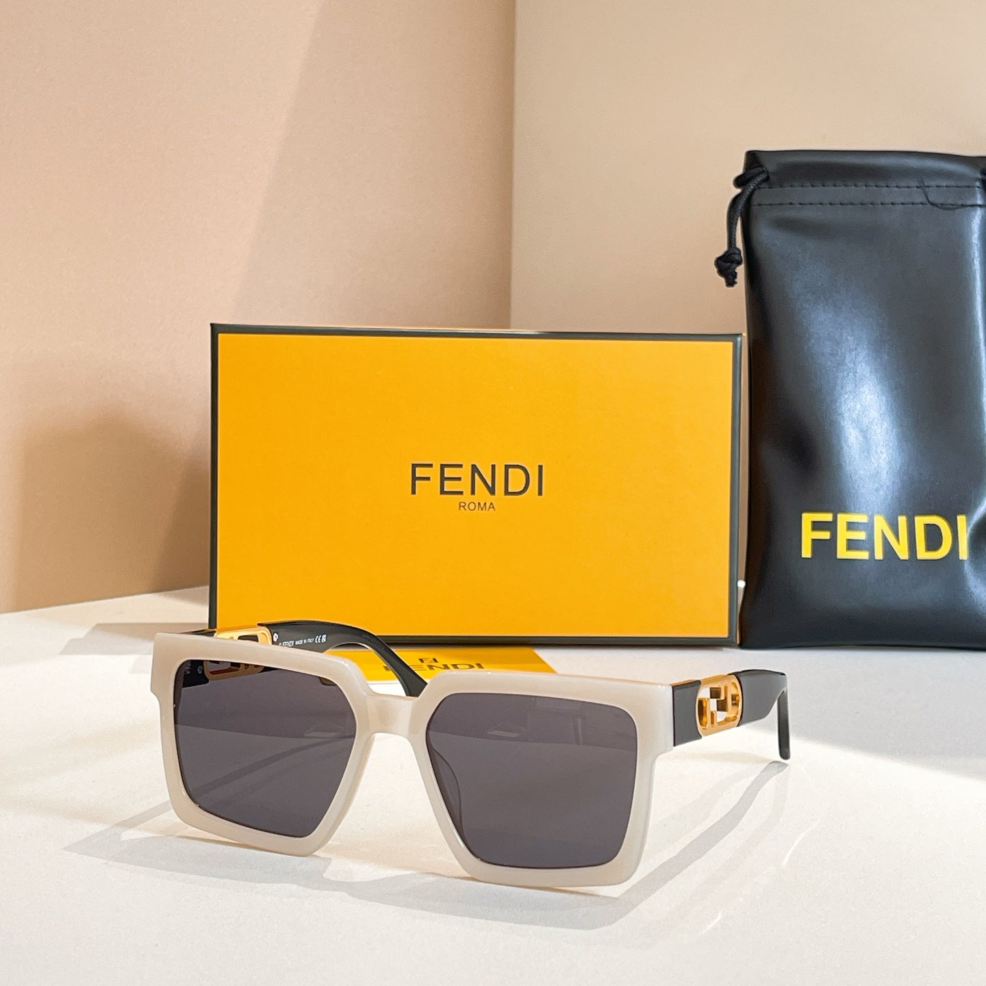 OVERSIZED FF DIAMONDS SQUARE FRAME SUNGLASSES FE40181 IN ACETATE
