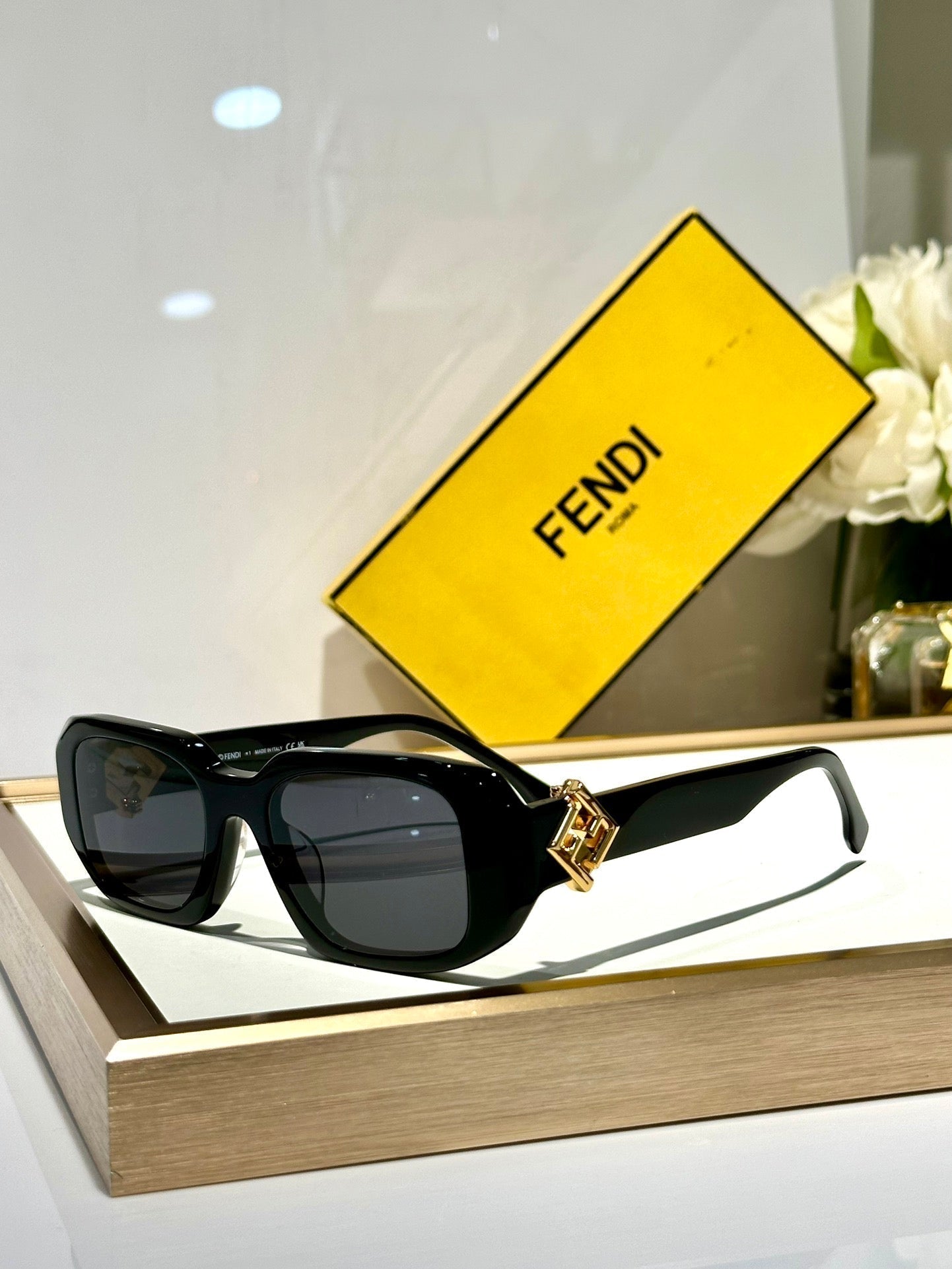 ROMA RECTANGULAR FRAME SUNGLASSES FE40151U IN ACETATE